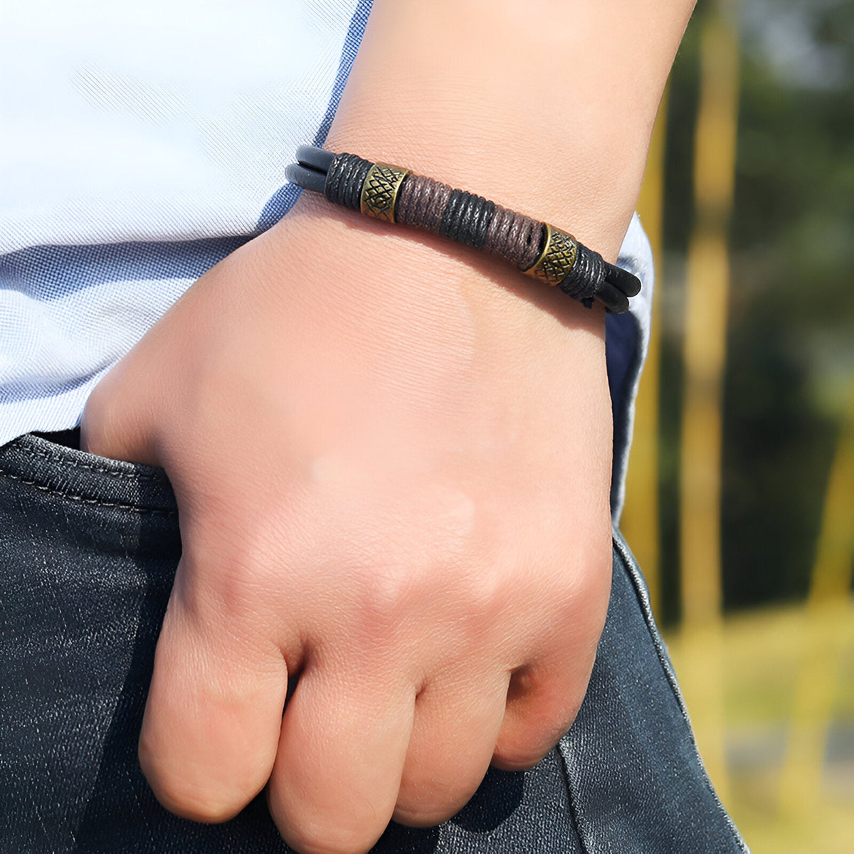 Bracelet en cuir noir tressé avec détails dorés style égyptien pour homme modèle Horus.