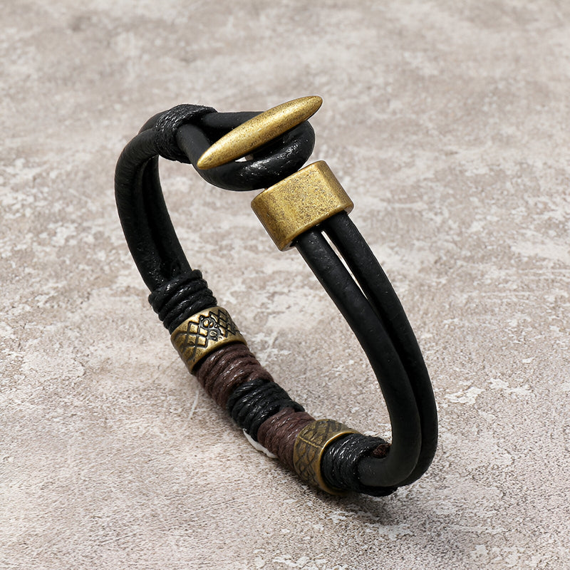 Bracelet homme cuir noir double tour avec éléments dorés et détails tressés style égyptien Horus.