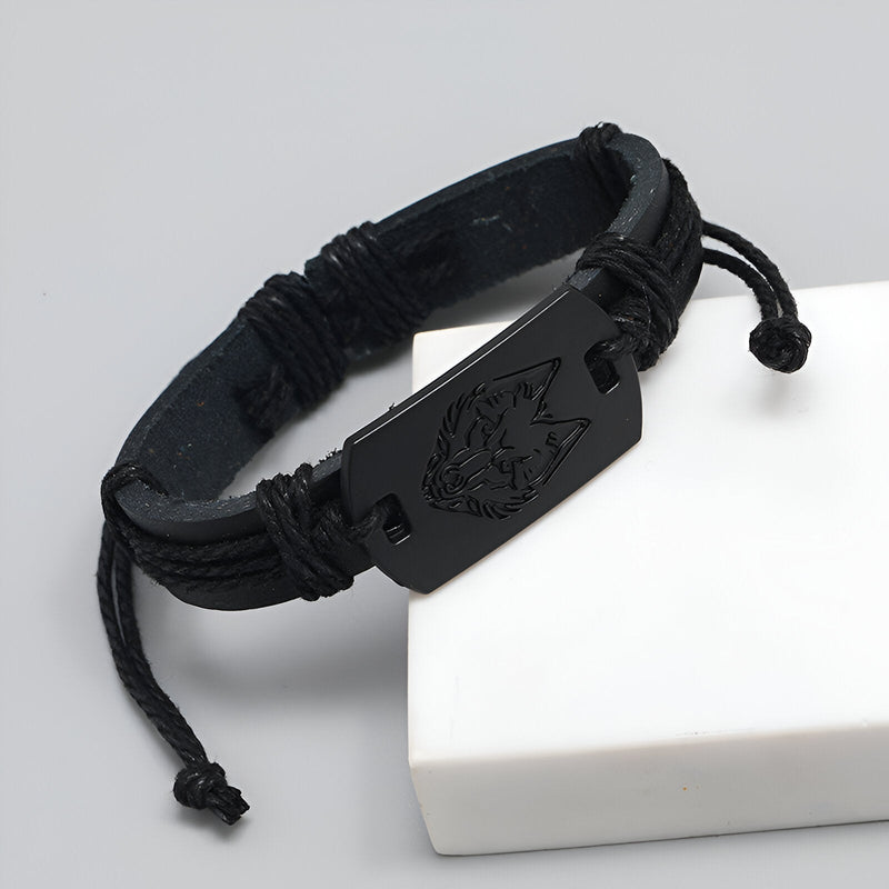 Bracelet en cuir noir avec plaque métallique gravée tête de loup, fermoir réglable homme.