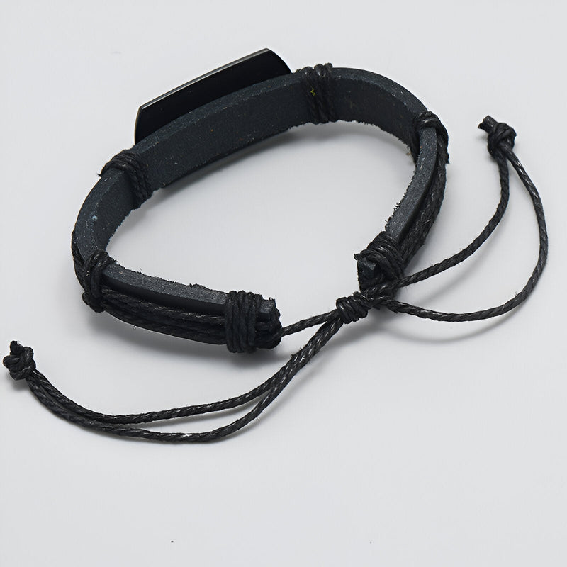 Bracelet en cuir noir pour homme avec tête de loup sculptée et fermeture réglable par cordon.