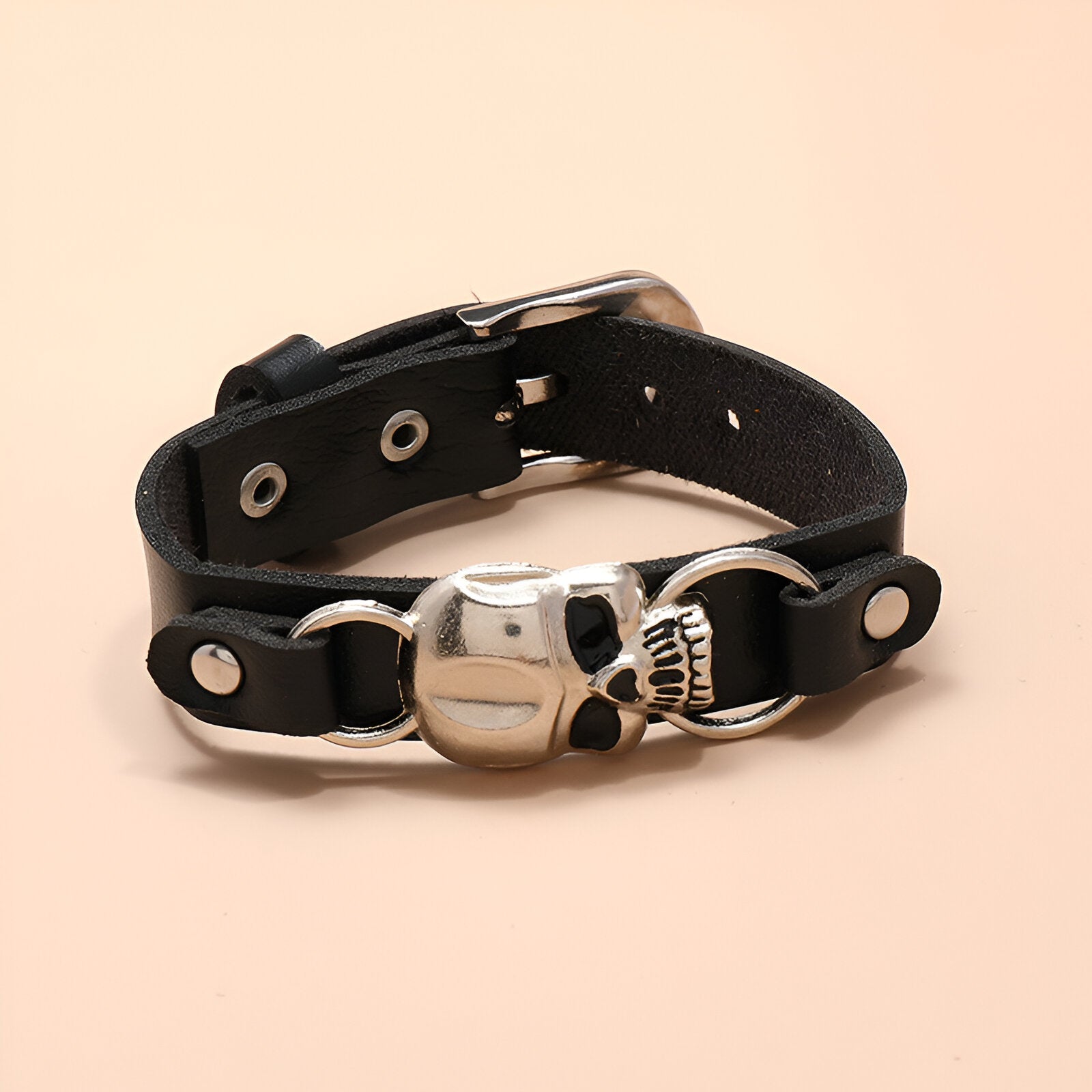 Bracelet en cuir noir pour homme avec tête de mort argentée et fermoir à boucle métallique.