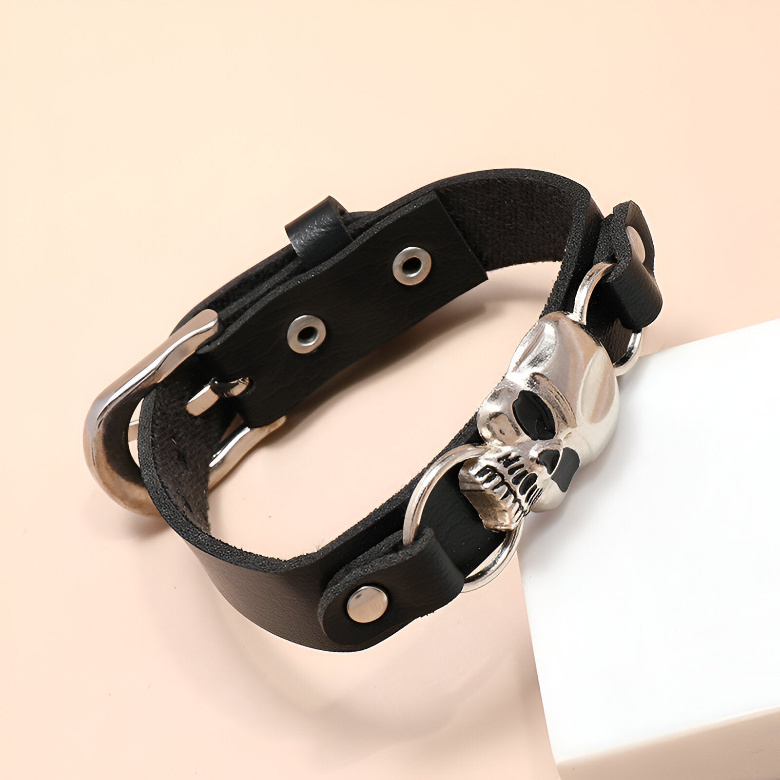 Bracelet en cuir noir avec tête de mort argentée et boucle métal argenté pour homme.