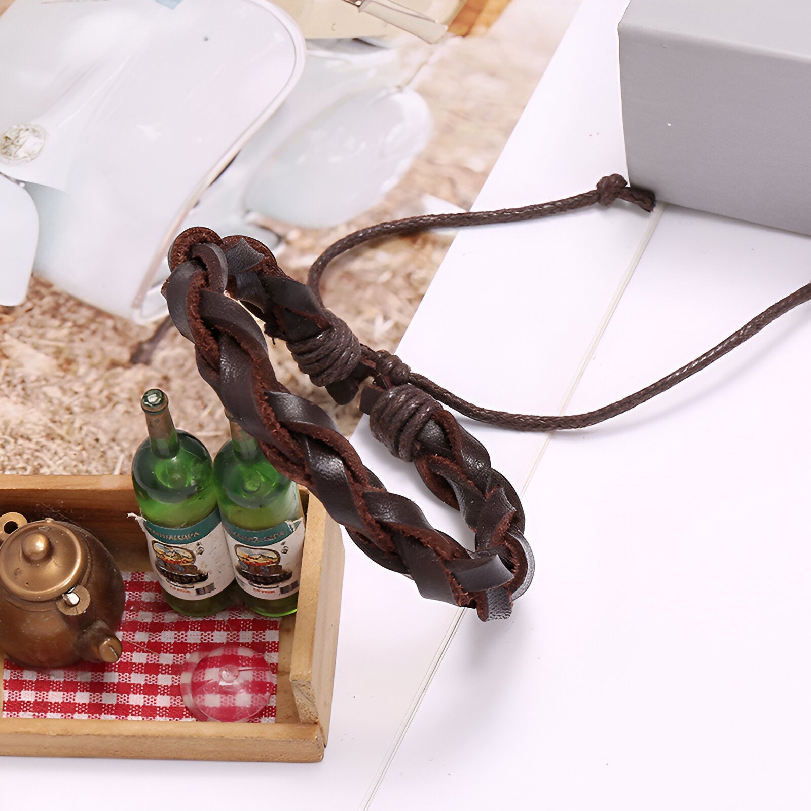 Bracelet en cuir marron torsadé avec cordon ajustable pour un style mixte.