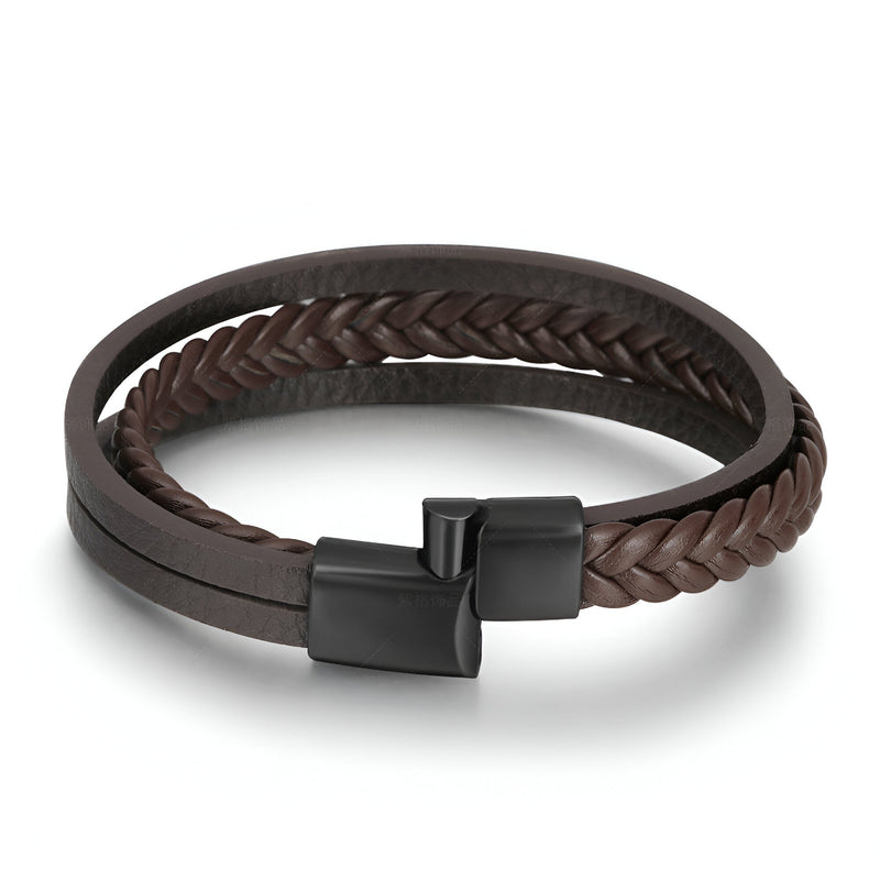 Bracelet homme en cuir marron tressé et lisse avec fermoir noir mat magnétique.