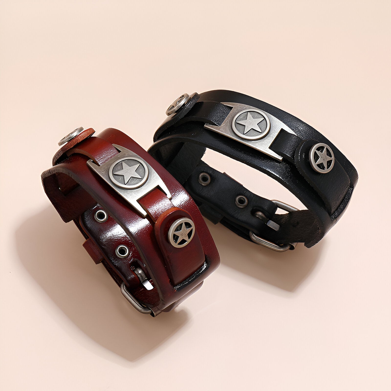 Bracelet en cuir marron avec trois étoiles en métal, style robuste pour homme .