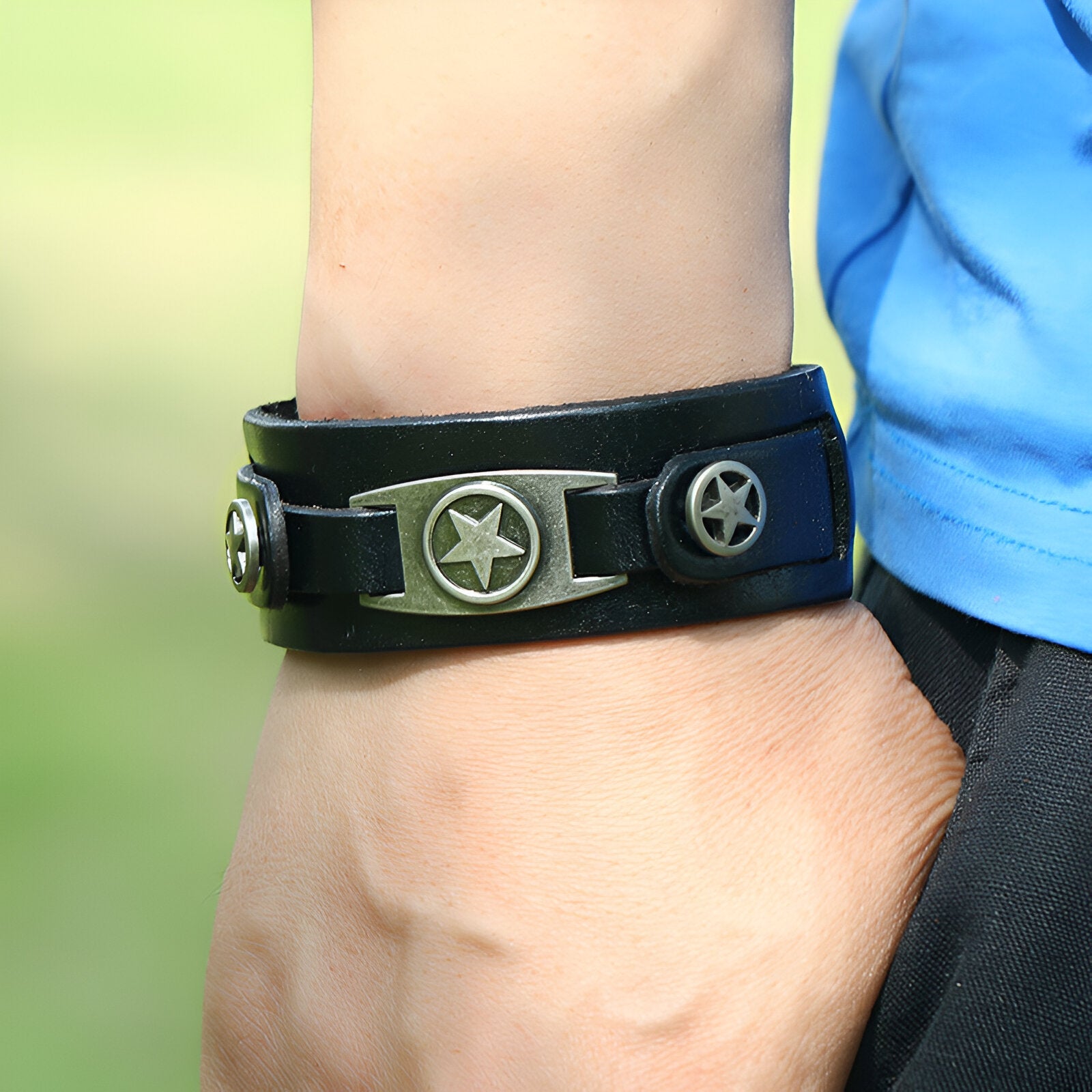 Bracelet en cuir noir pour homme avec trois étoiles métalliques sur bande large.