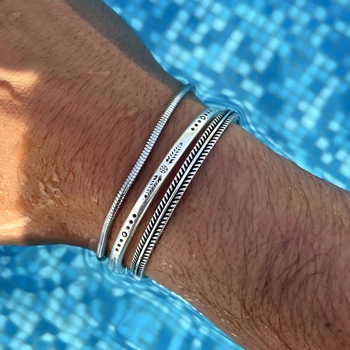 Bracelet homme en cuivre plaqué argent, design fin et texturé, style épuré waterproof.