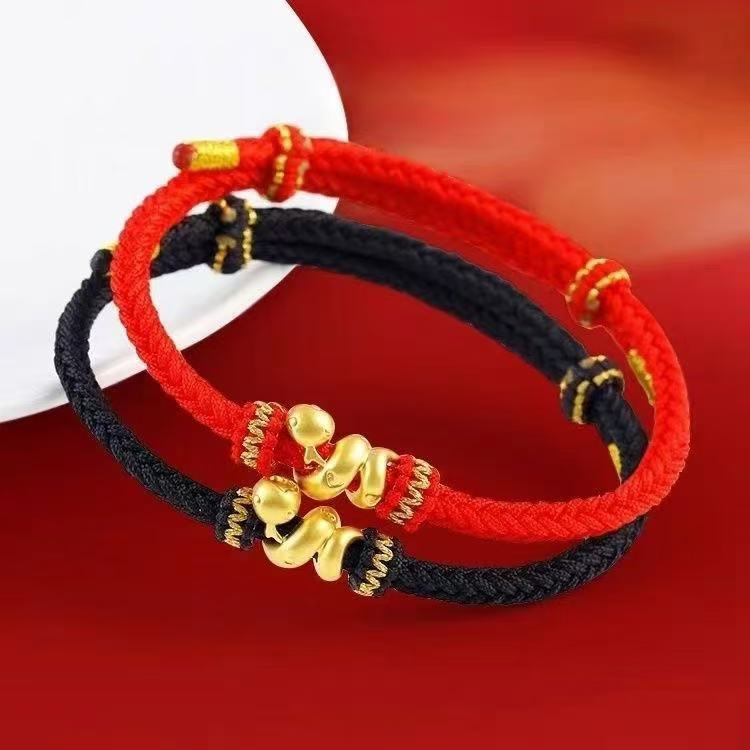 Bracelet en fil rouge ciré rouge avec serpent doré enroulé, modèle Saudade pour femme ou homme, et variante noire similaire.