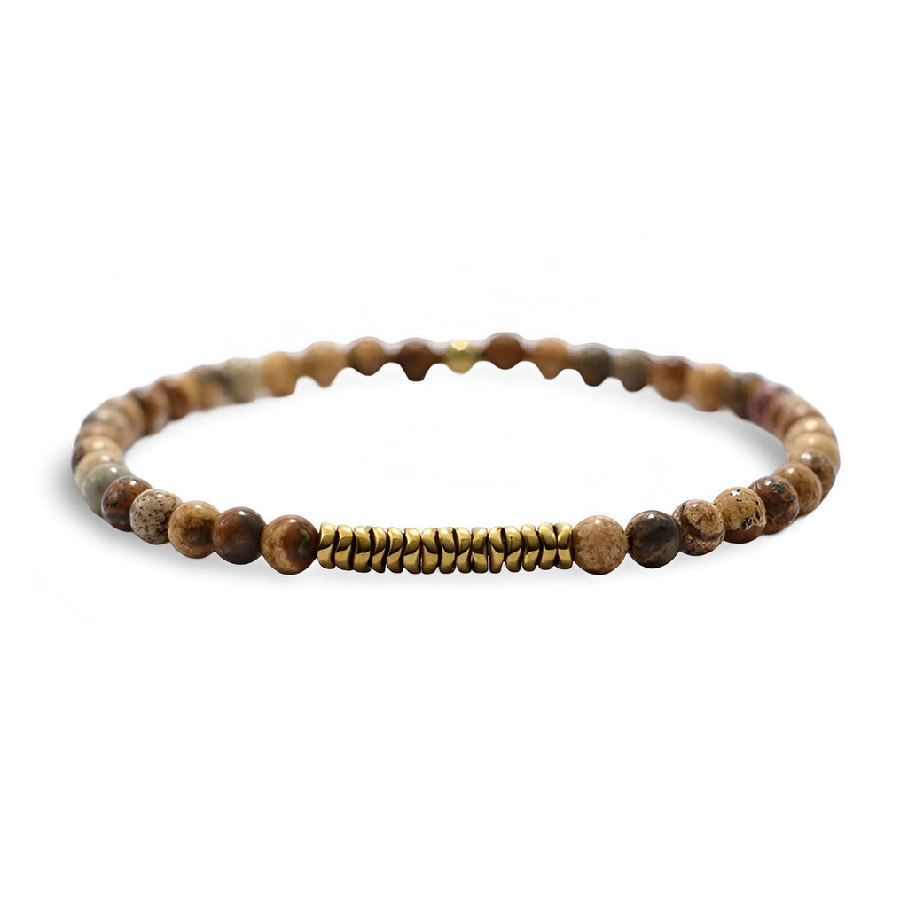 Bracelet fin pour homme en perles de jaspe paysage marron et breloques dorées.