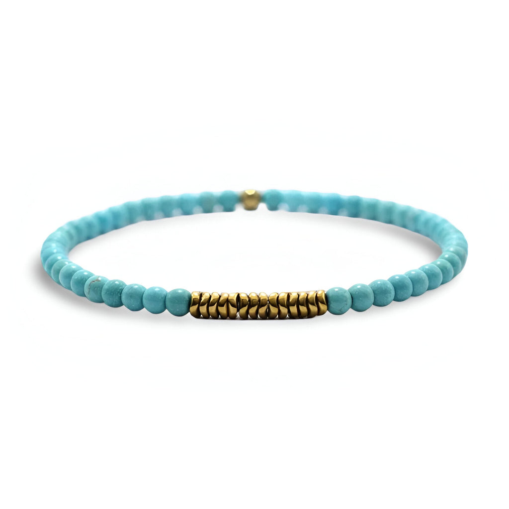 Bracelet fin pour homme en petites perles turquoise avec détail de perles dorées texturées.