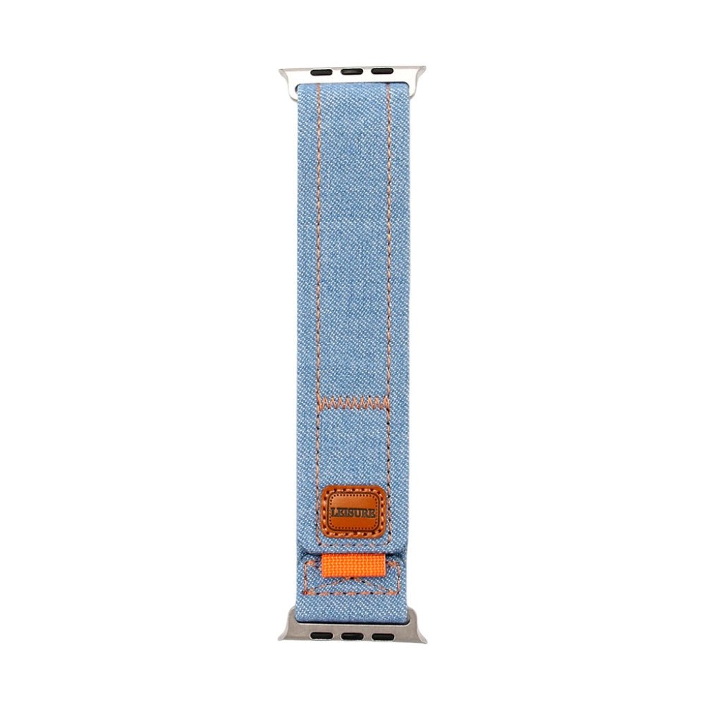 Bracelet Apple Watch en jean denim bleu clair avec surpiqûres contrastantes et patch cuir marron.