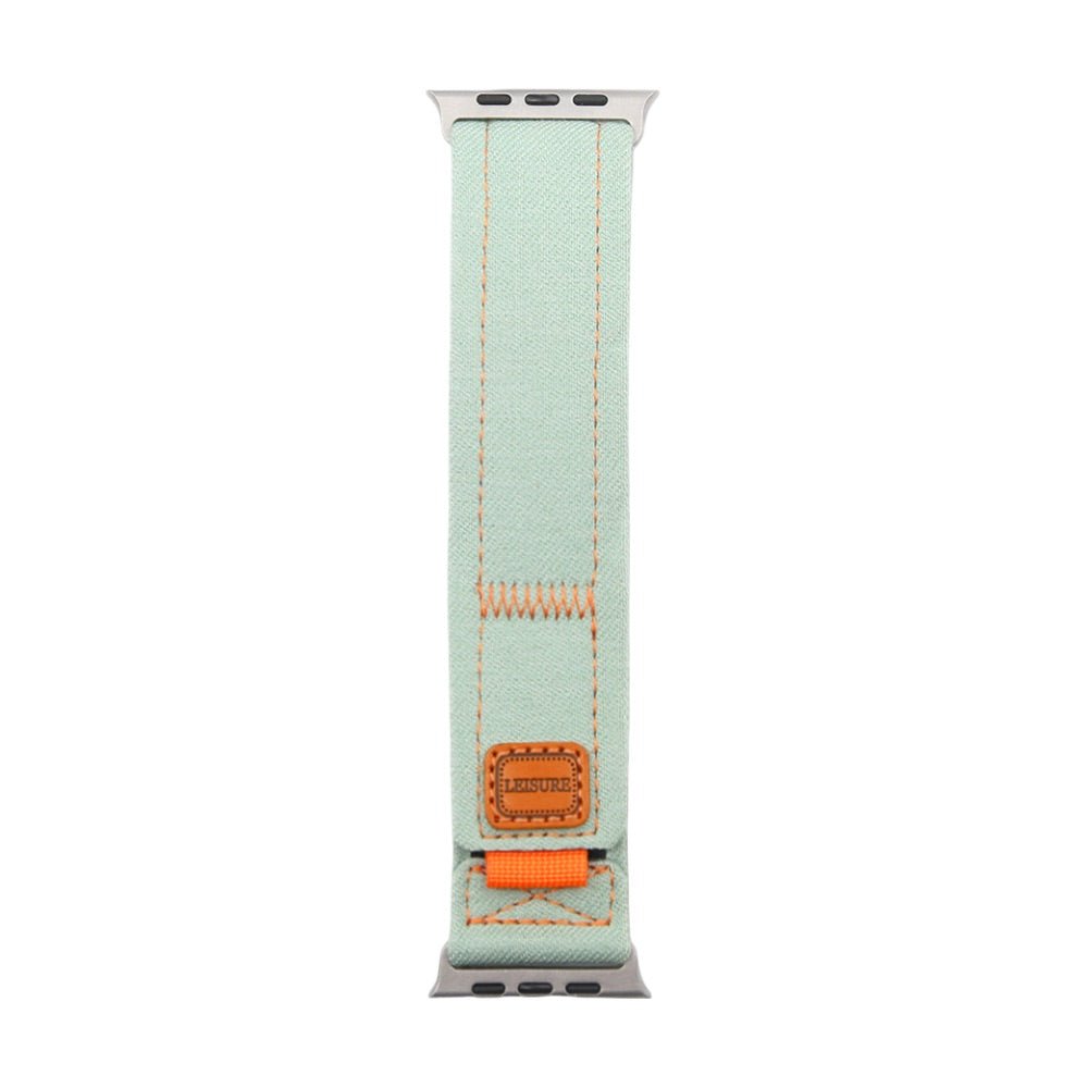 Bracelet en jean denim menthe clair avec surpiqûres orange et patch cuir pour Apple Watch.