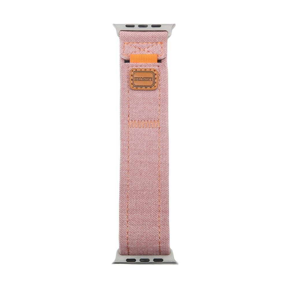Bracelet en jean rose clair pour Apple Watch avec coutures apparentes et attache métallique argentée.