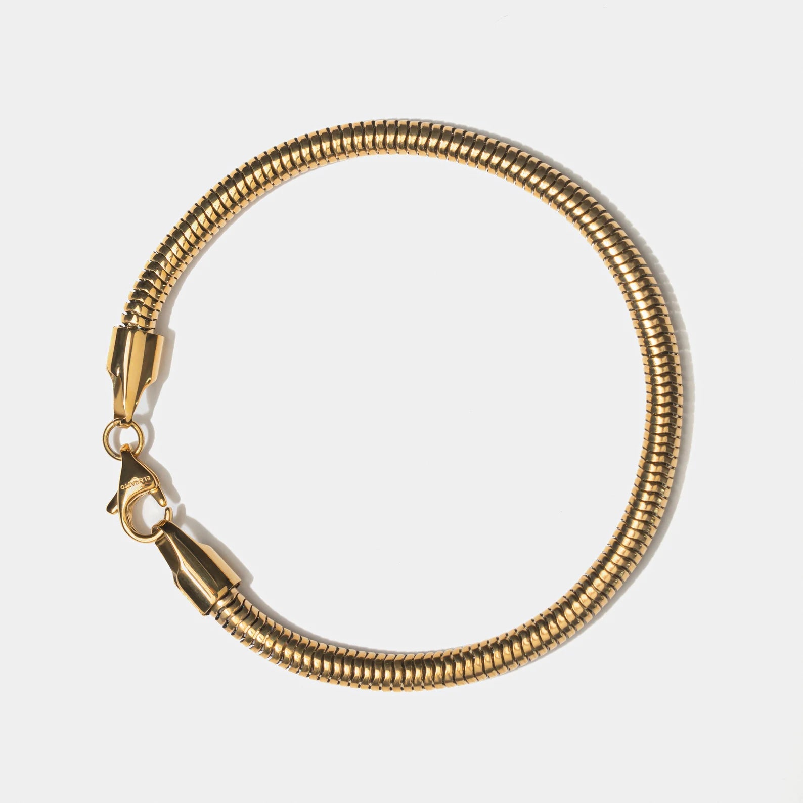 Bracelet en maille serpent doré en acier inoxydable avec fermoir mousqueton fin.