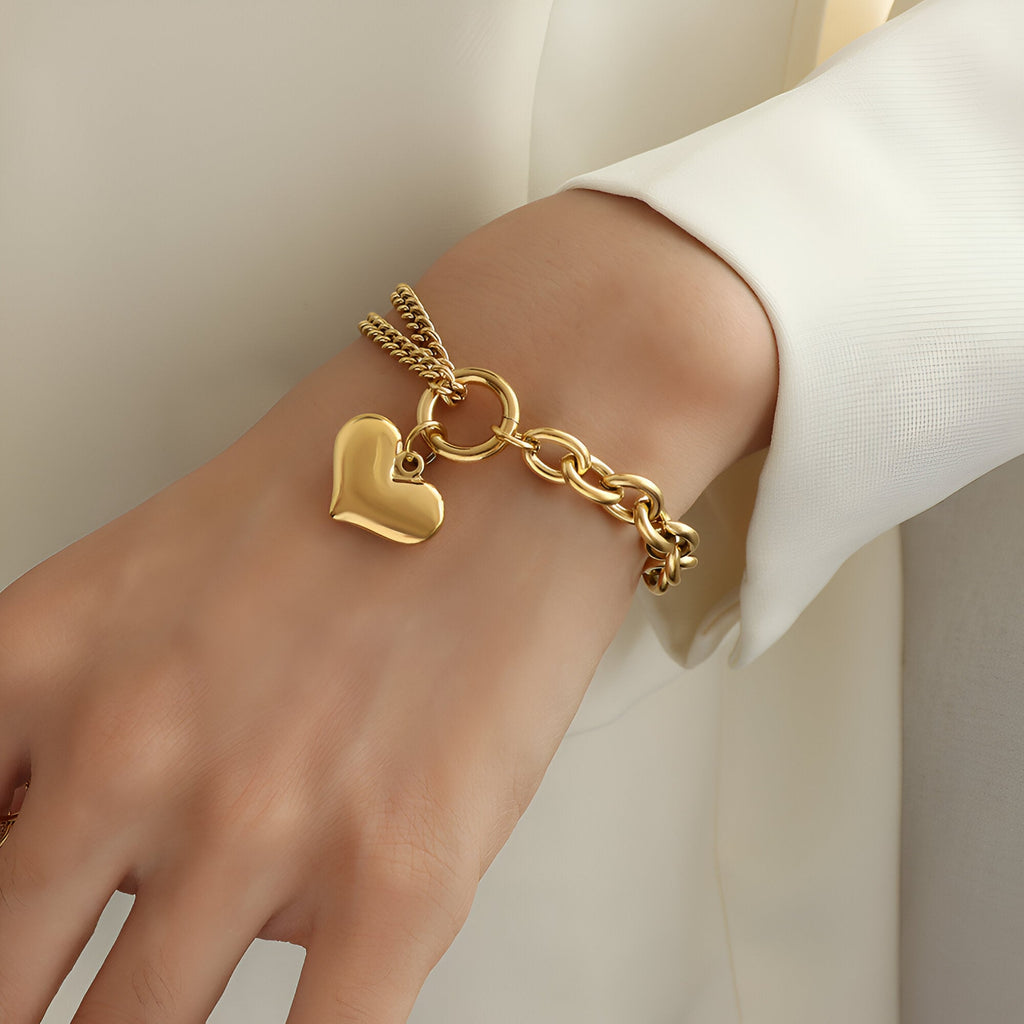 Bracelet gourmette doré 18 carats avec pendentif cœur lisse, style moderne et élégant.