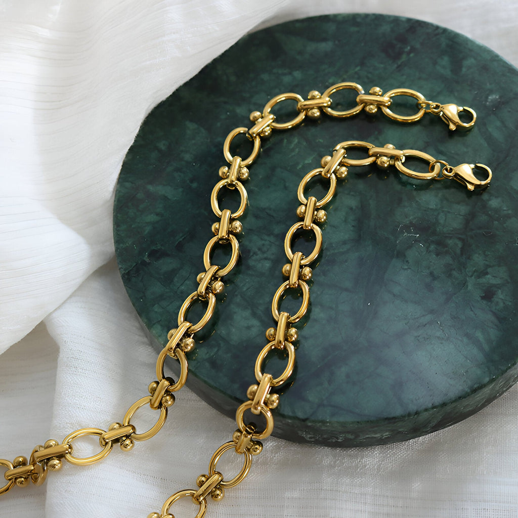 Bracelet en maille marine doré en titane plaqué or avec maillons ovales et ronds, fermoir mousqueton.