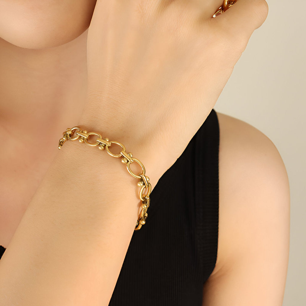 Bracelet Alicia en maille marine plaqué or avec maillons ovales sur poignet féminin.