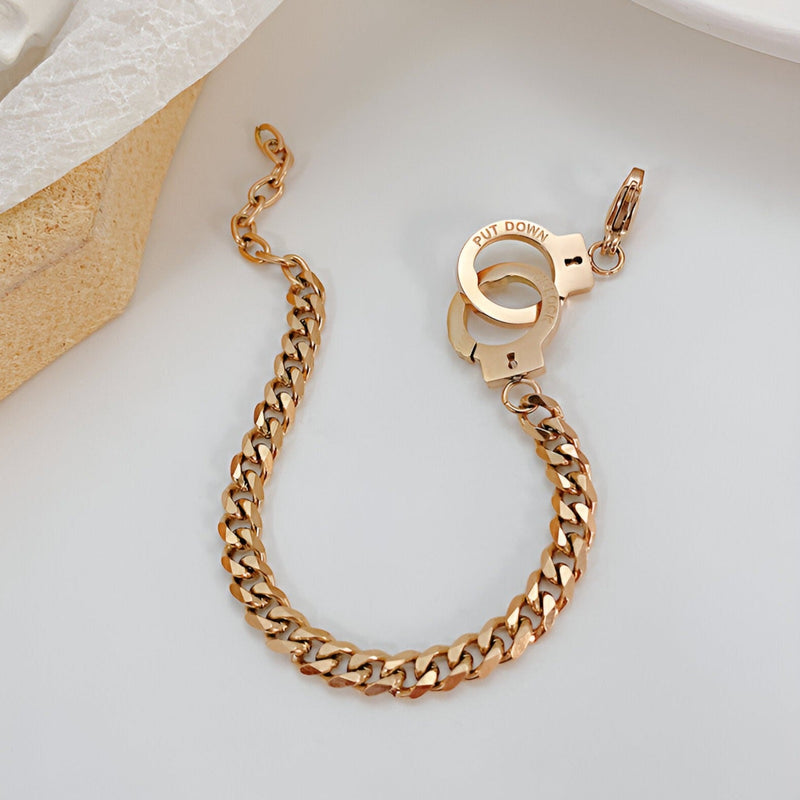 Bracelet en maille épaisse or rosé avec fermoir menotte en acier inoxydable modèle Emilie.