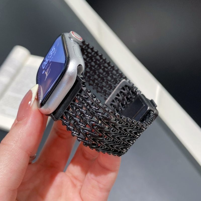 Bracelet Apple Watch maille V épaisse noir, métal inoxydable, ajustable, fermeture sécurisée.