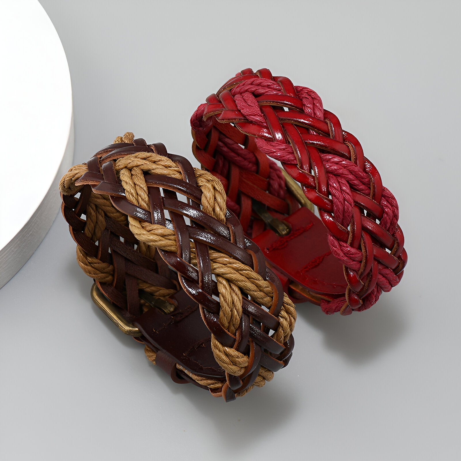 Bracelet homme en microfibre marron entrelacée avec corde tressée camel et boucle métal doré, modèle Arbor; bracelet rouge.