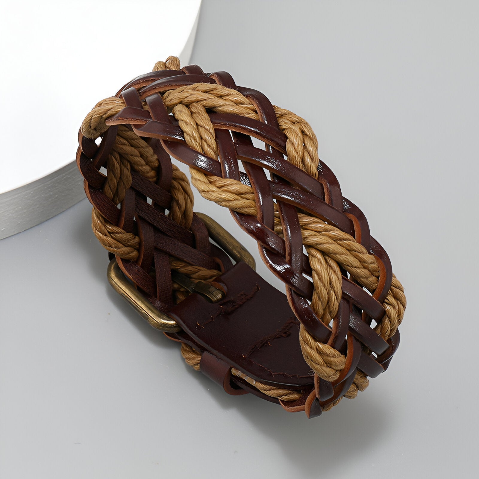 Bracelet pour homme en microfibre marron et corde tressée beige entrelacés avec fermeture à boucle métallique.