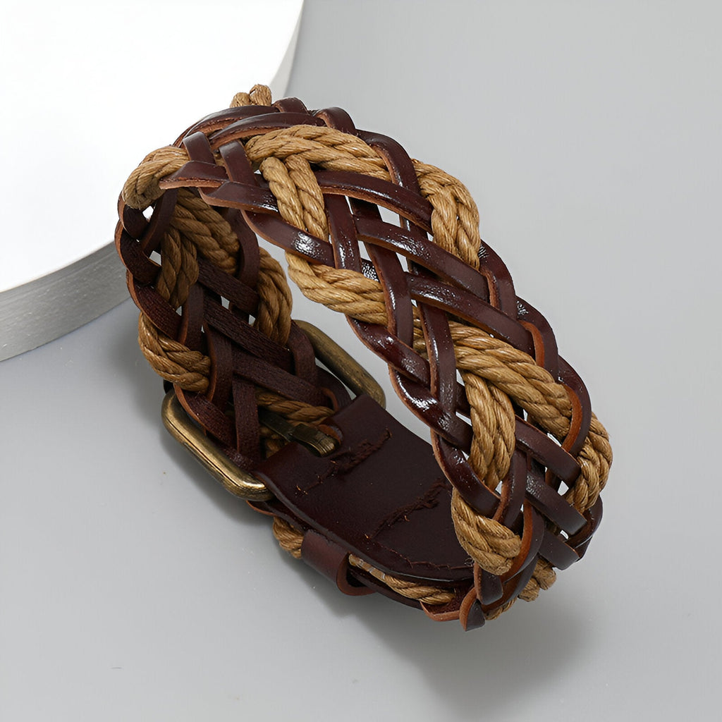 Bracelet pour homme en microfibre marron et corde tressée beige entrelacés avec fermeture à boucle métallique.