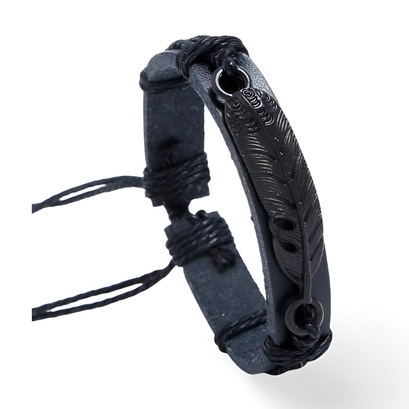 Bracelet mixte noir en microfibre avec grande plume métallique gravée et liens ajustables en corde.