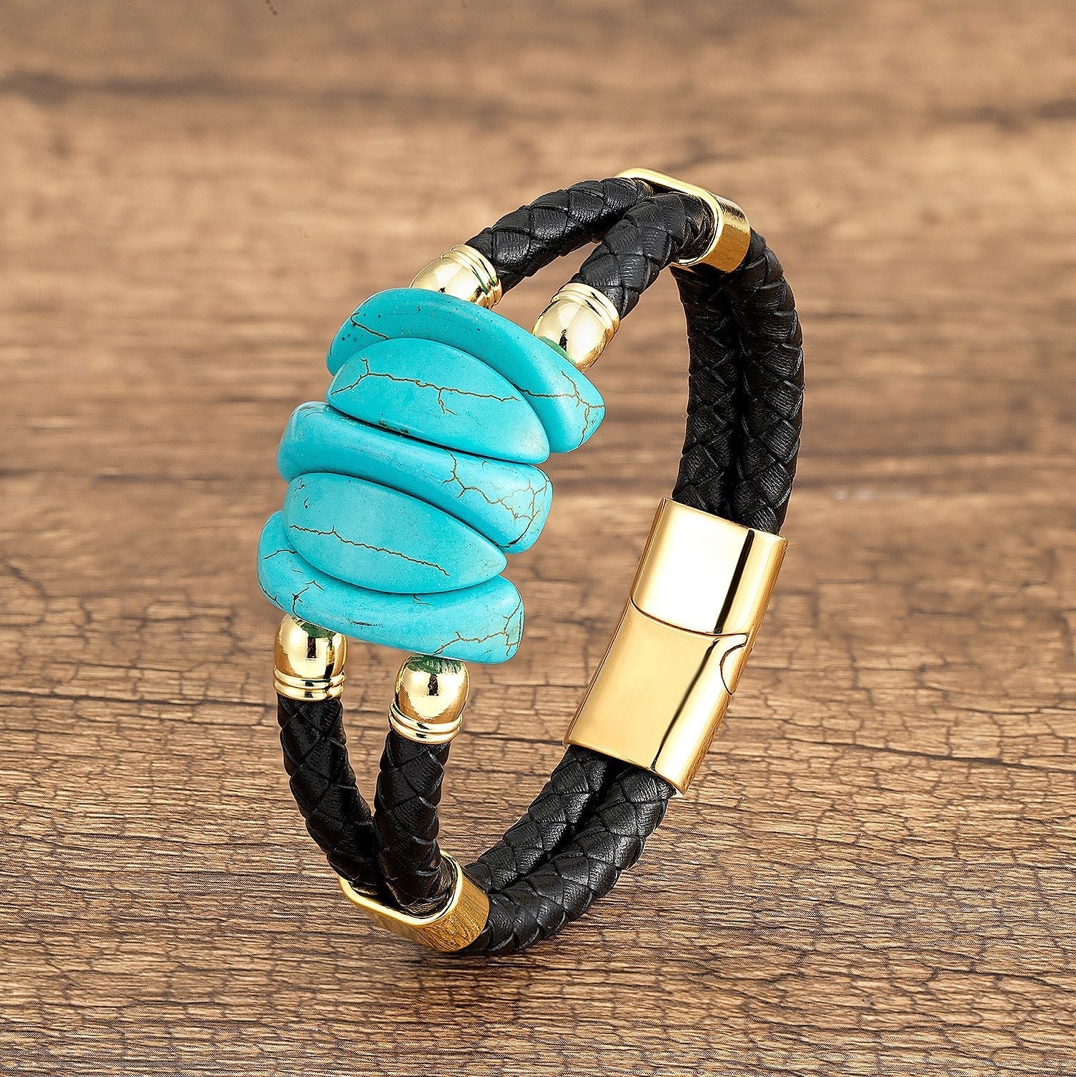 Bracelet homme en microfibre noire tressée avec pierres turquoise et fermoir doré brillant.
