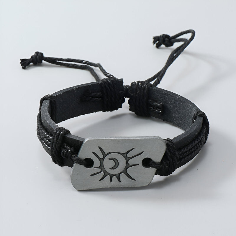 Bracelet noir en microfibre avec plaque argentée gravée soleil et lune, ajustable.