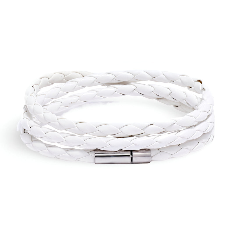 Bracelet en microfibre blanc tressé, style à enrouler, fermoir métallique argenté.