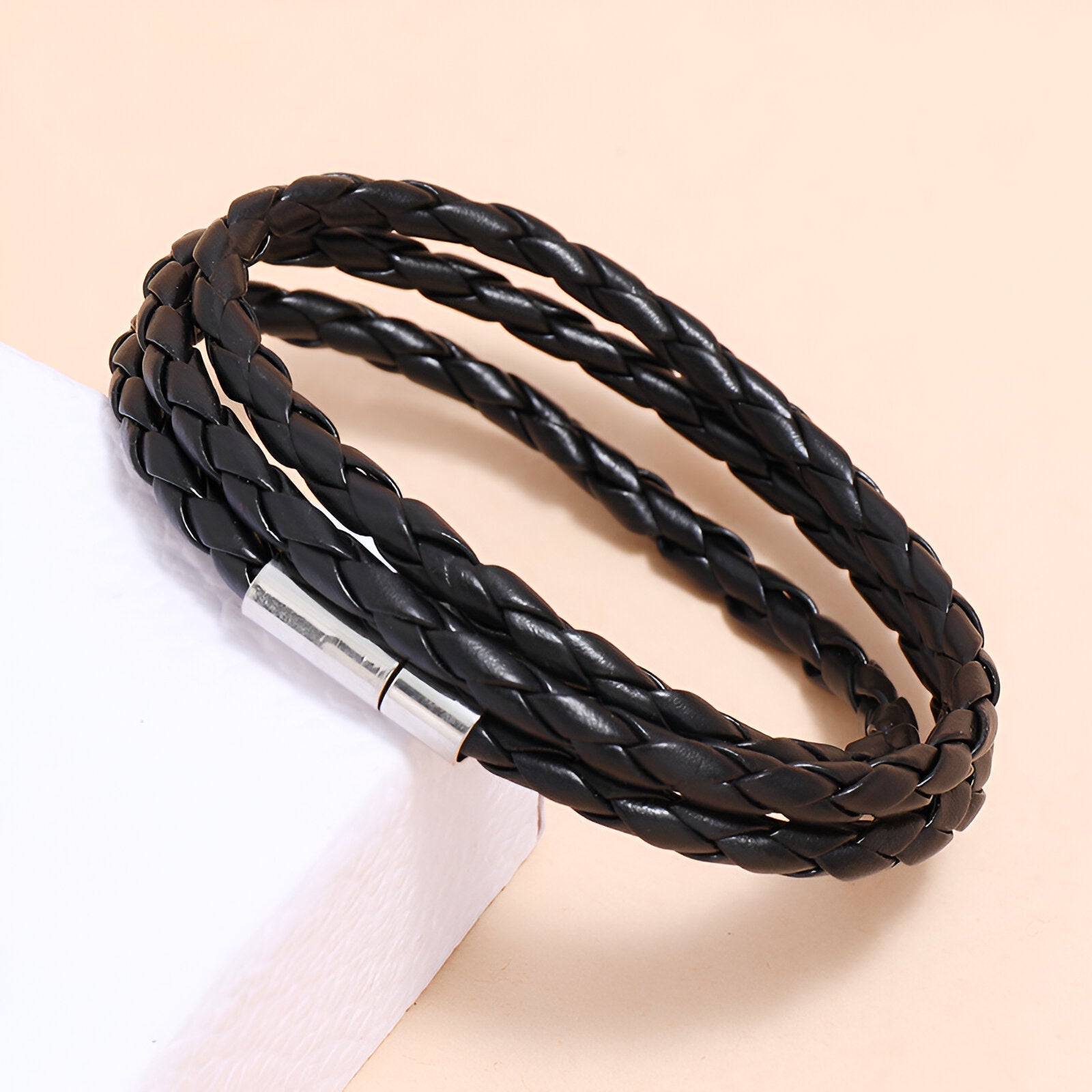 Bracelet en microfibre noir tressé, double tour, fermoir magnétique argenté, style mixte.