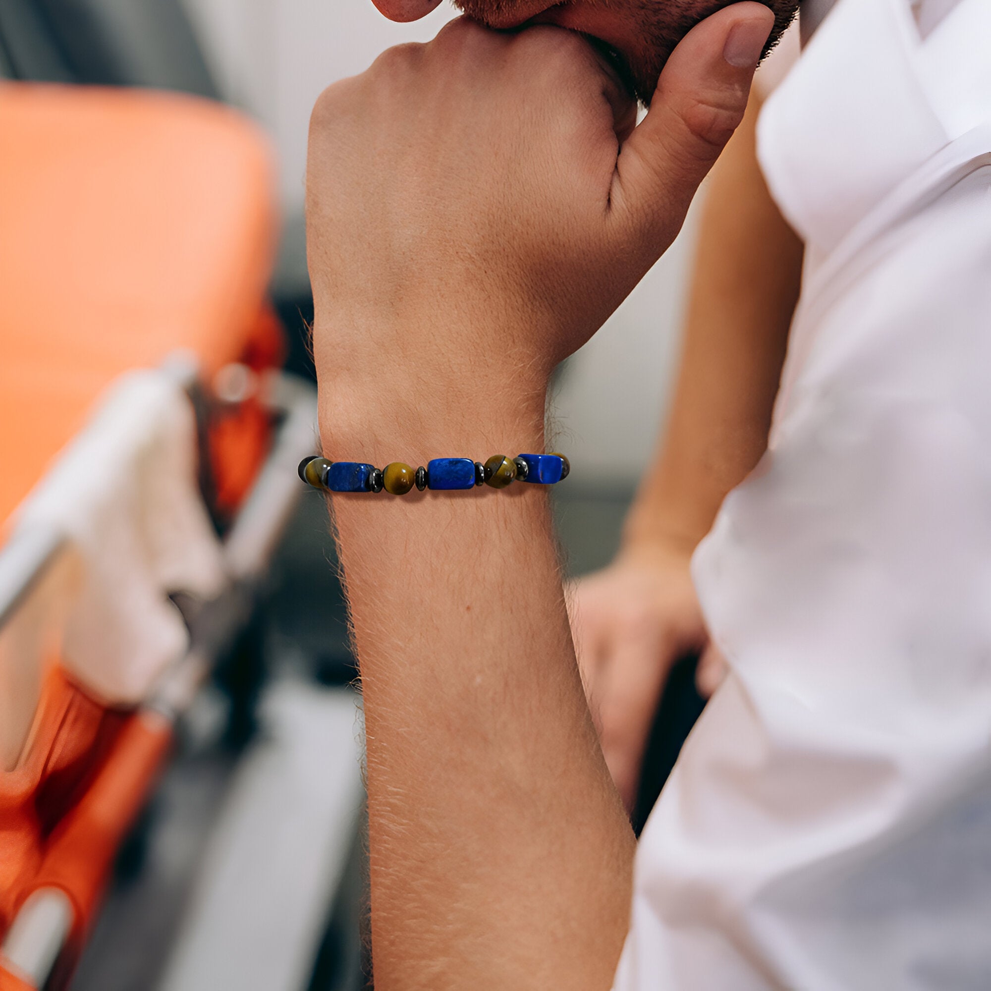Bracelet homme en pierres naturelles bleu lapis lazuli, oeil de tigre et agates grises, style élégant.