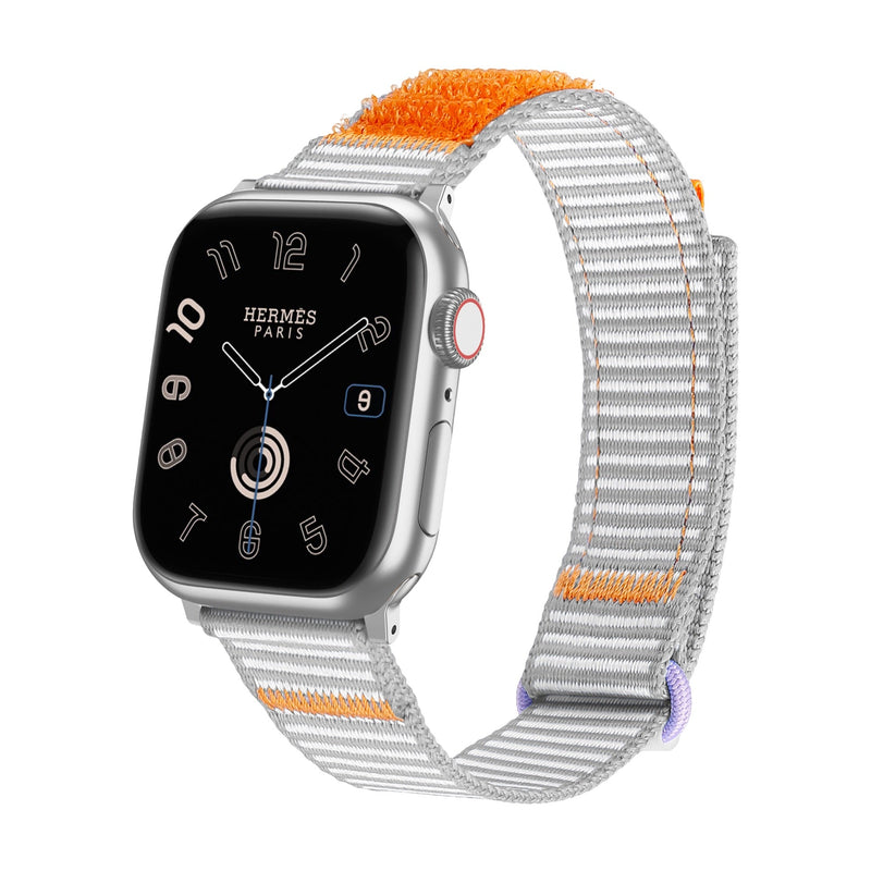 Bracelet en nylon gris à rayures orange, ajustable, pour Apple Watch avec fixation argentée.