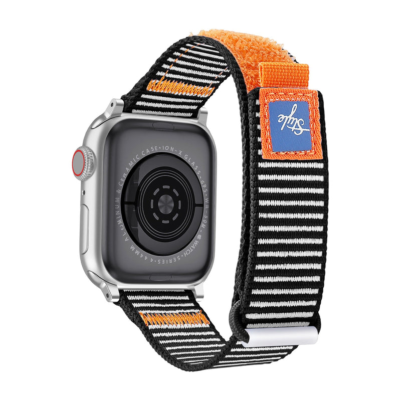 Bracelet Apple Watch nylon noir à rayures blanches avec passant orange et fermeture velcro.
