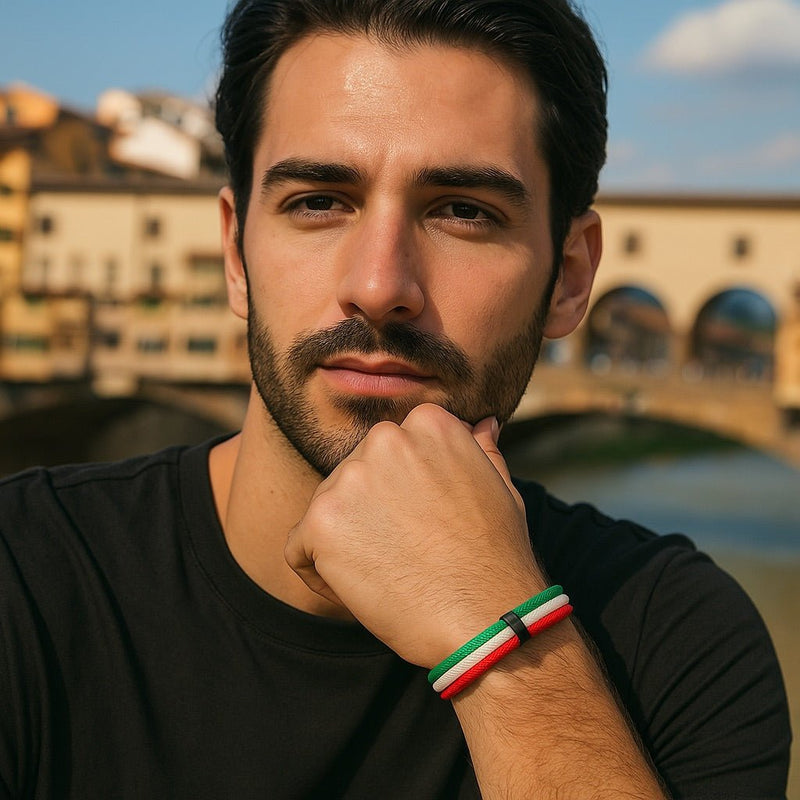 Bracelet en nylon fin tricolore vert, blanc, rouge inspiré du drapeau italien, ajusté au poignet masculin.