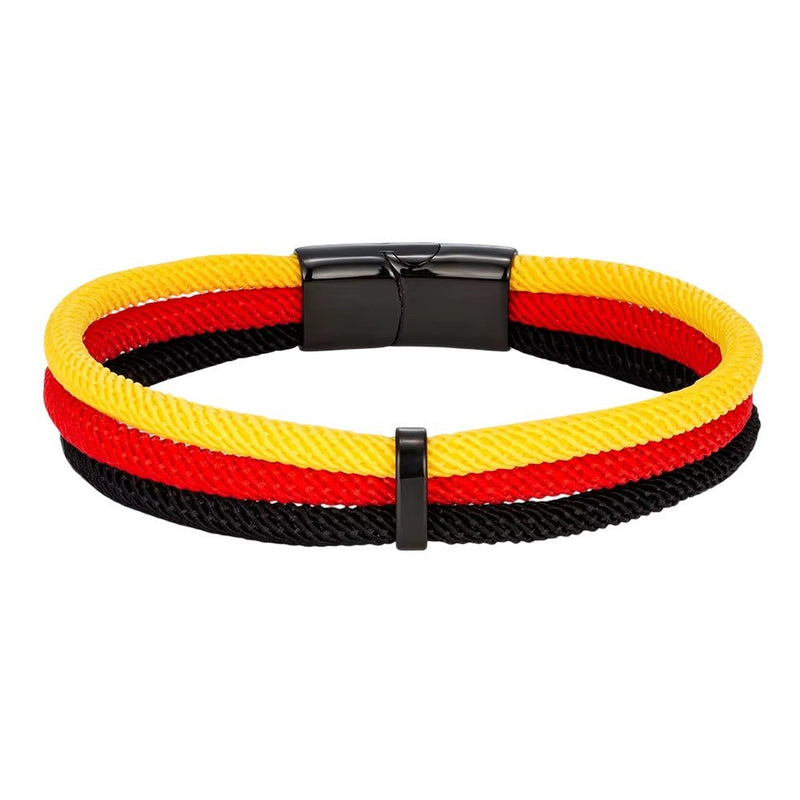 Bracelet en nylon tricolore noir, rouge et jaune avec fermoir noir mat, style sportif et ajusté.