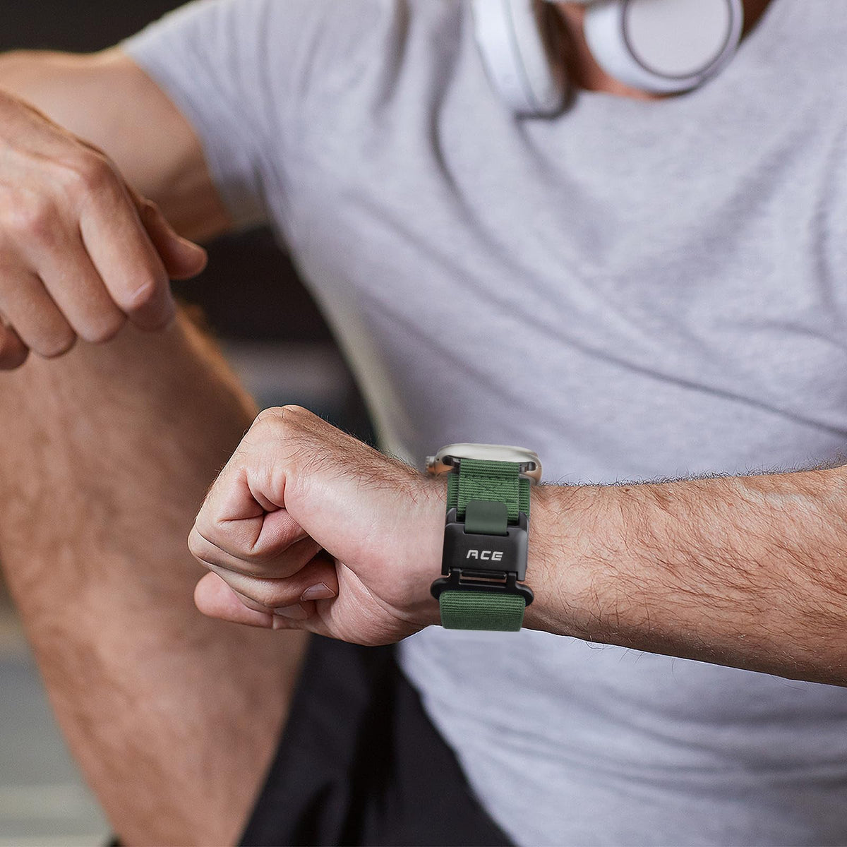 Bracelet Apple Watch nylon vert olive avec fermoir magnétique noir, ajustable, style sport robuste.