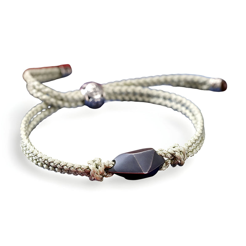 Bracelet en nylon gris clair avec ornement géométrique en argent sterling poli.