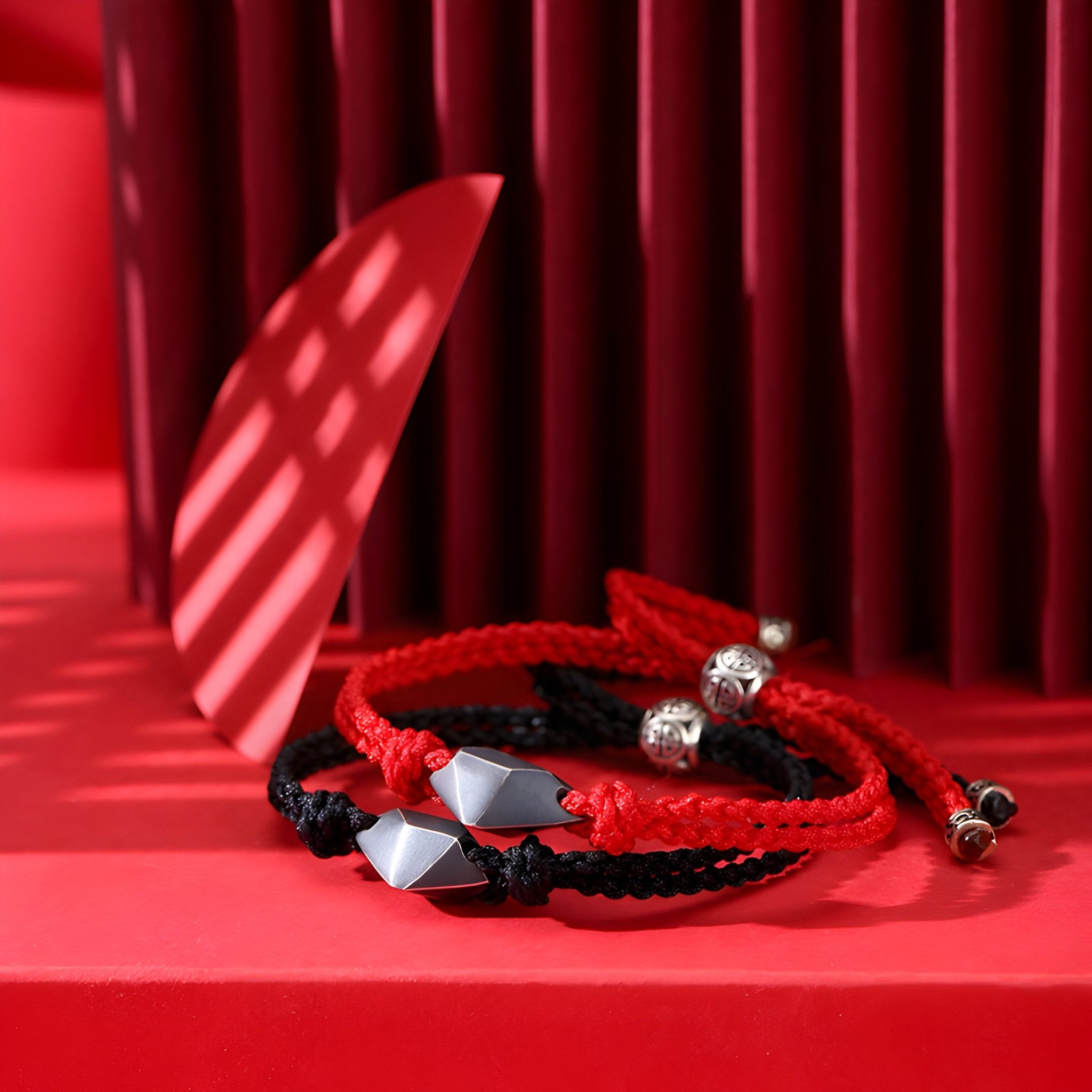 Bracelets en nylon rouge et noir avec ornements en argent sterling géométriques et ronds, style mixte.