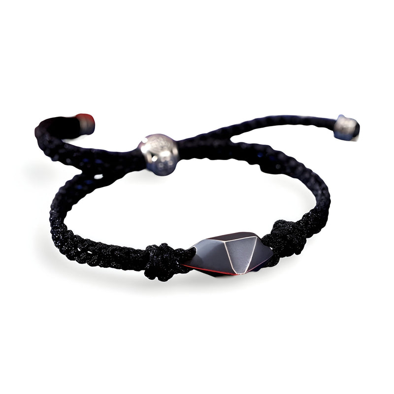 Bracelet noir en nylon tressé avec ornement géométrique en argent sterling et bouton argenté ajustable.