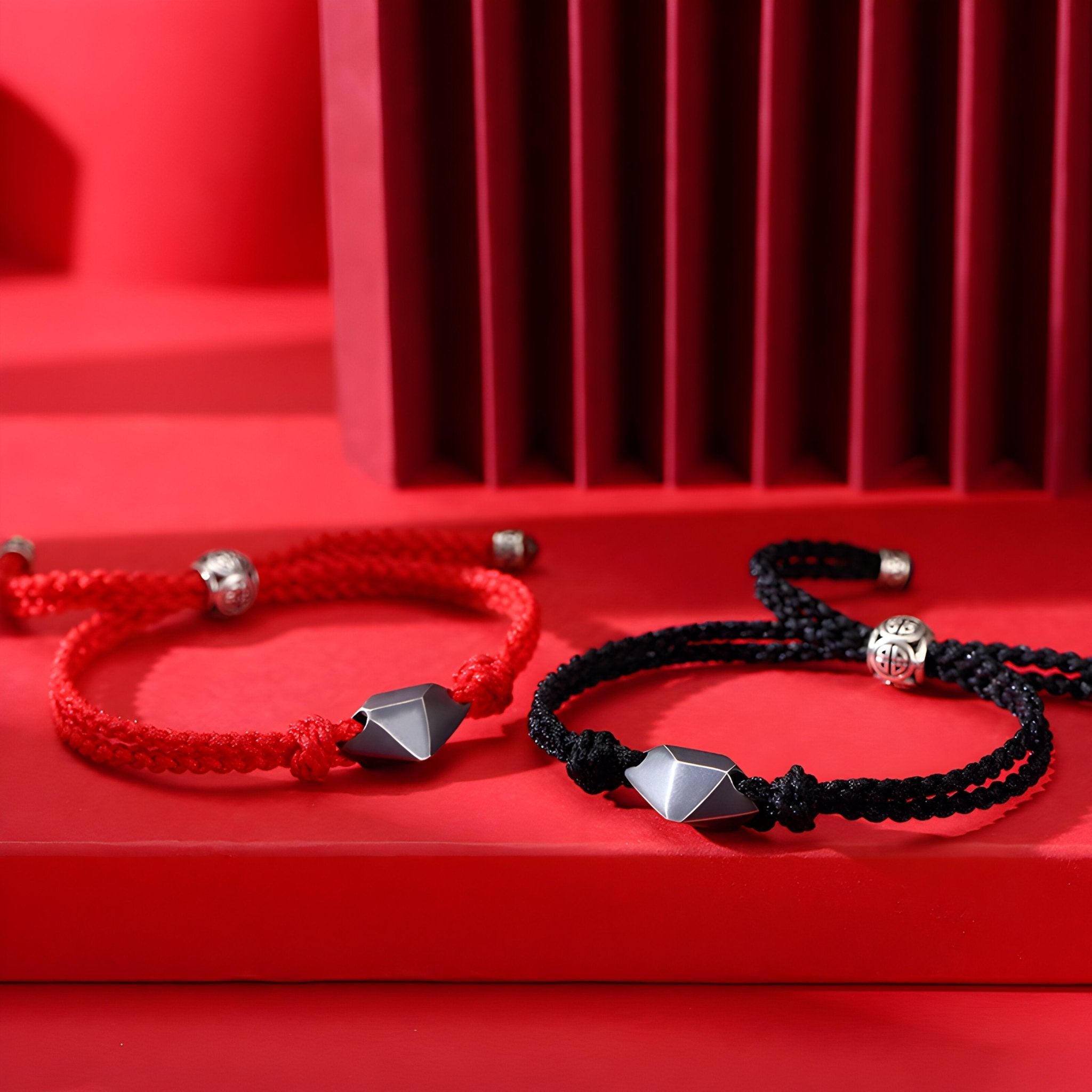 Bracelet en nylon rouge avec ornement géométrique en argent sterling et fermoir boule, mixte .