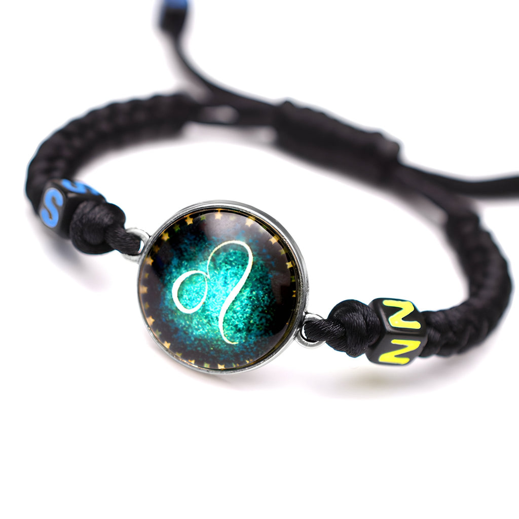 Bracelet en nylon noir ajustable avec pendentif signe du zodiaque Lion lumineux sur fond galaxie, perles décoratives jaunes.