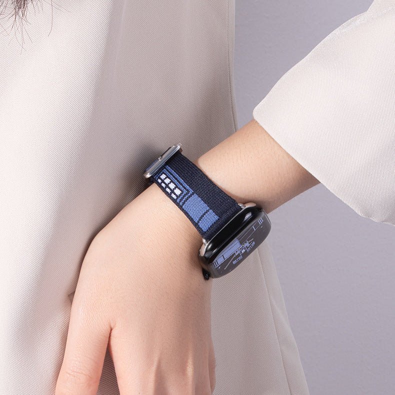 Bracelet nylon tissé bleu marine pour Apple Watch, boucle classique noire, style urbain moderne, porté au poignet.