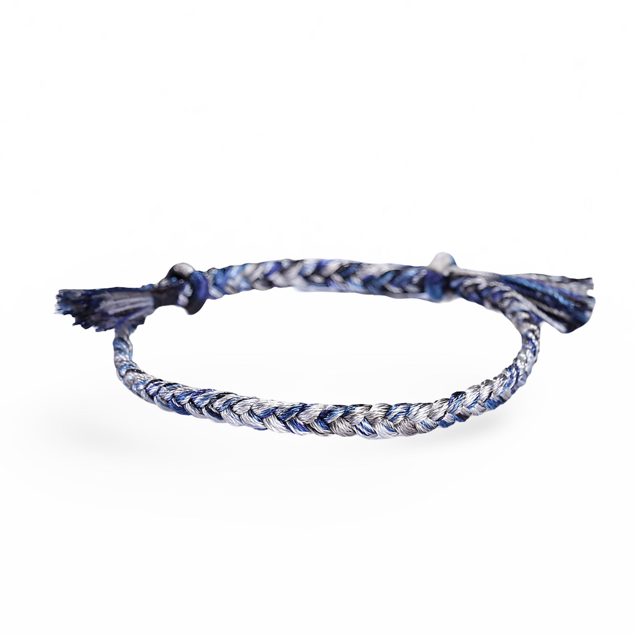 Bracelet en nylon tressé bleu et blanc avec fermoir coulissant et extrémités nouées.