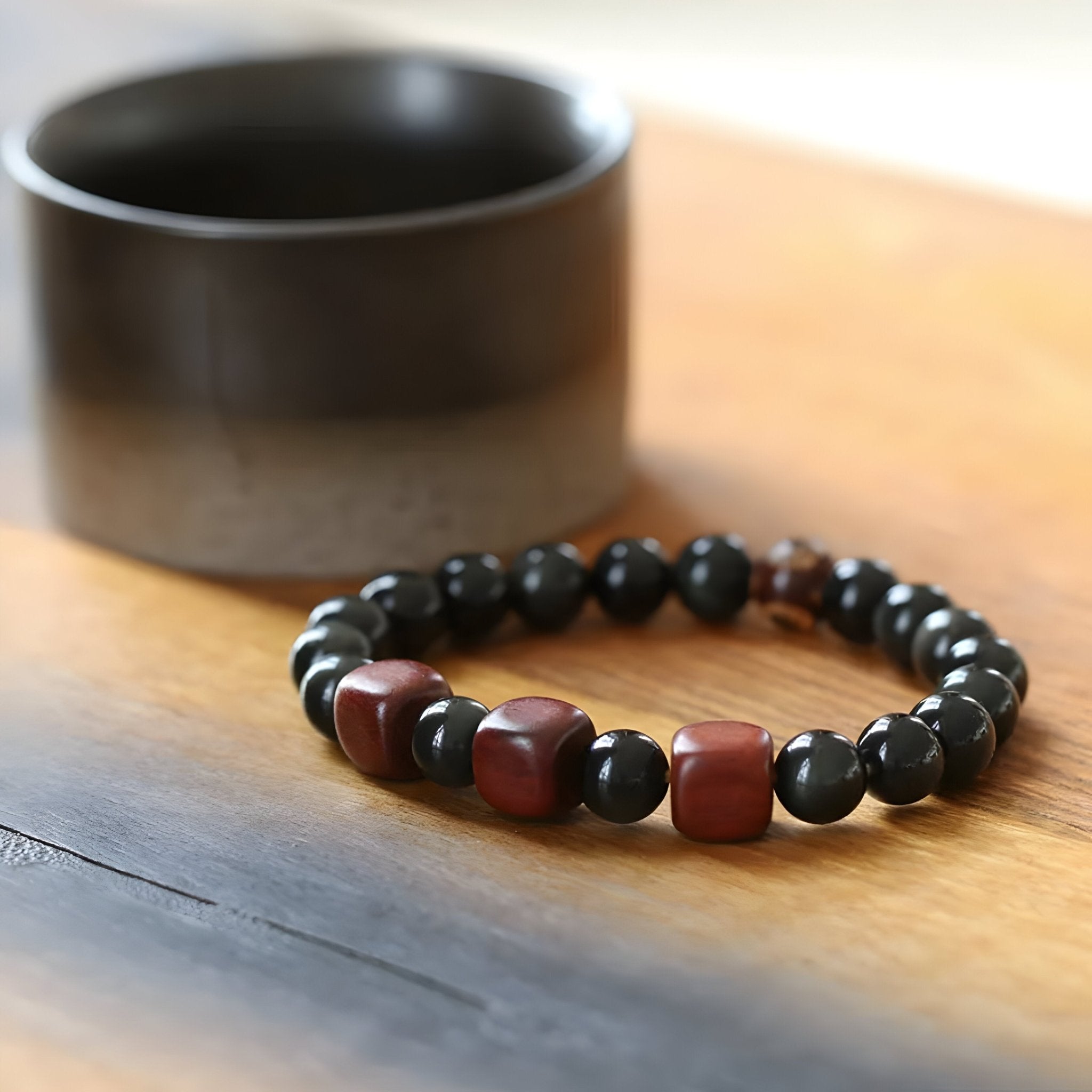 Bracelet mixte en perles d'obsidienne noire et rouge avec petits intercalaires dorés, 18 cm.