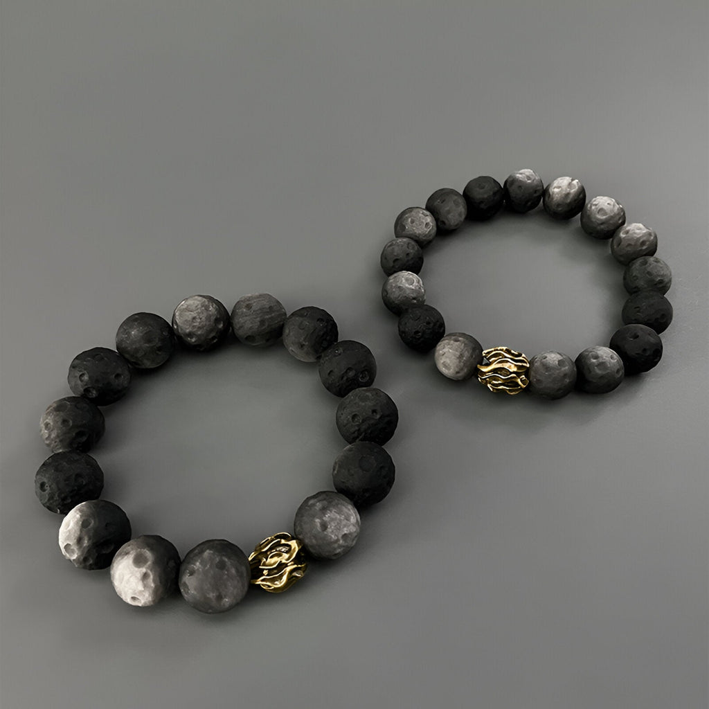 Bracelet pour homme en perles rondes d'obsidienne noire et grise, détail lion doré.