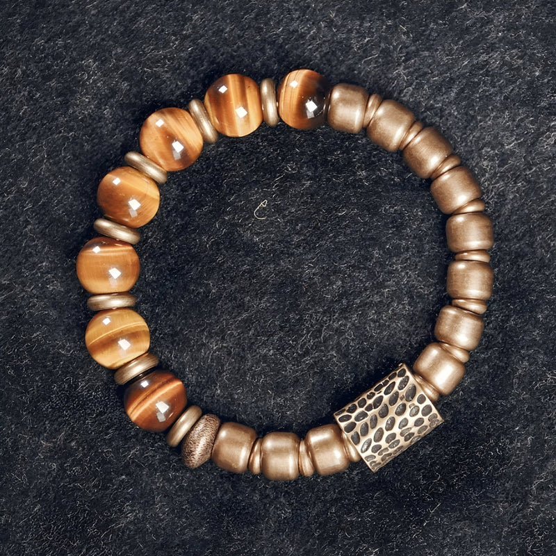 Bracelet femme avec perles en œil de tigre marron et éléments en cuivre couleur bronze, fermoir texturé.