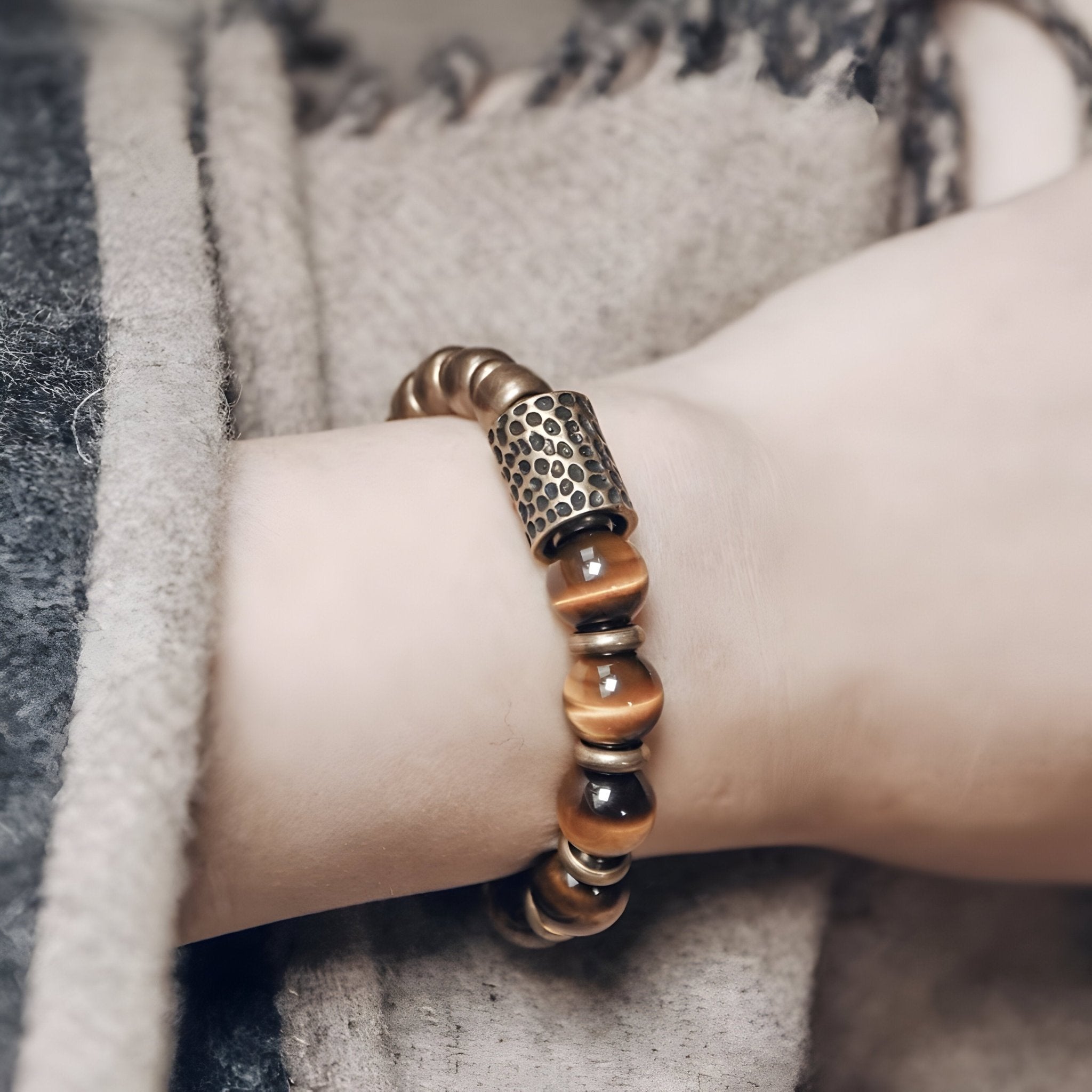 Bracelet pour femme en perles d’œil de tigre marron et cuivre ajouré, modèle Lija, style élégant et léger.