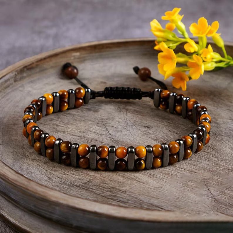 Bracciale in occhio di tigre naturale, perle levigate e finiture in acciaio, regolabile con cordoncino intrecciato, modello Diaz