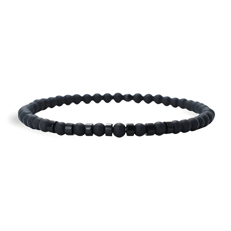 Bracelet fin pour homme en onyx noir mat avec perles rondes et facettées.